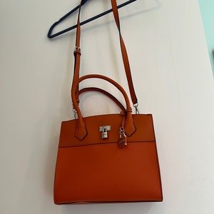 NEW WITH OUT TAGS GUESS LEERA SATCHEL IN ORANGE
